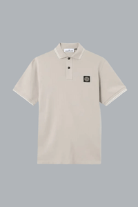 Polo shirt van piquéstof (95% biologisch katoen / 5% elastaan) in parelgrijs.