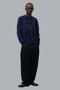 Gebreid marineblauw met een logo over de hele stof in een cirkelvorm