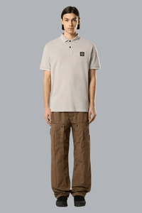 Polo shirt van piquéstof (95% biologisch katoen / 5% elastaan) in parelgrijs.