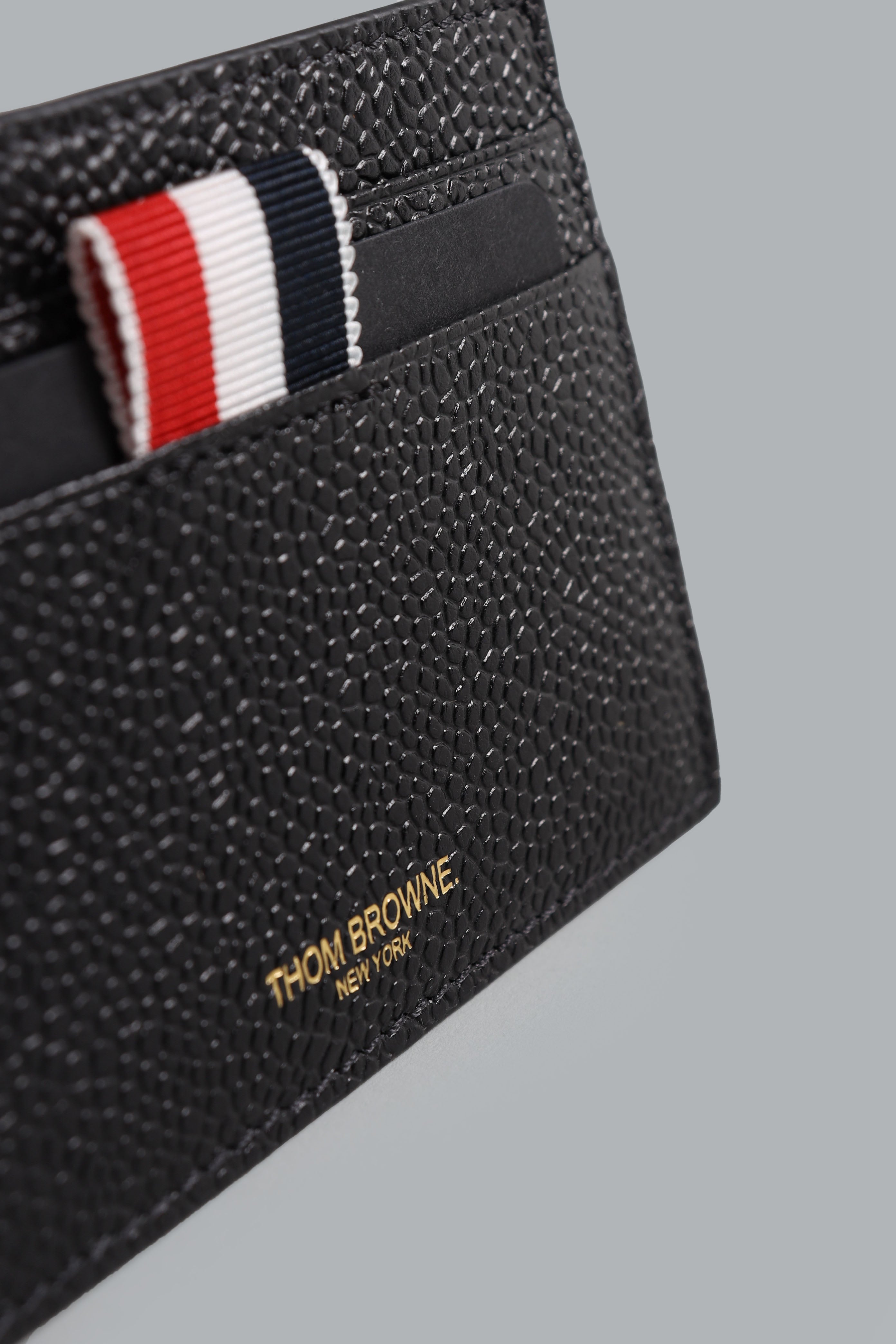 DOUBLE SIDED CARD HOLDER W/ RWB GG TAB IN PEBBLE GRAIN LEATHER 1