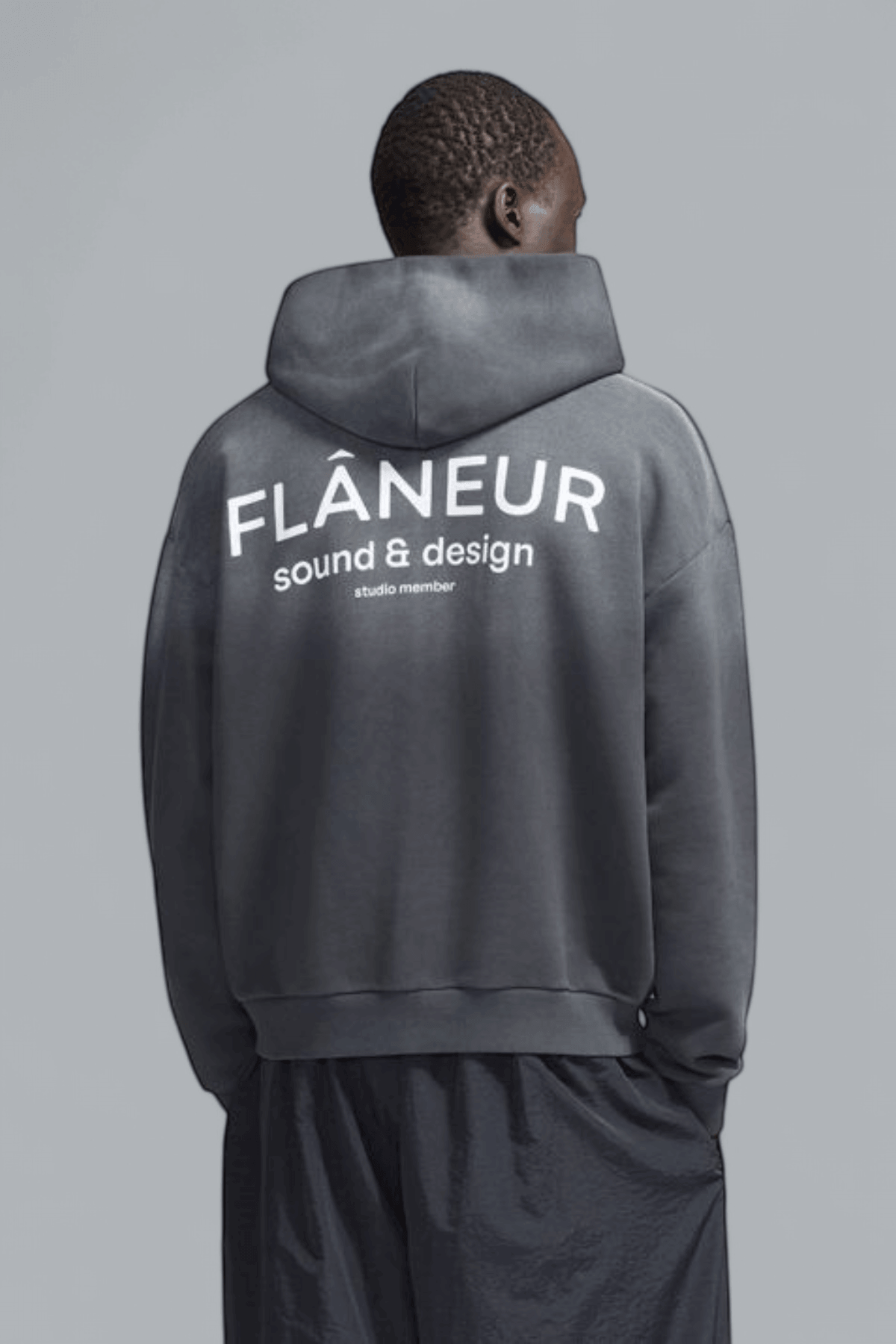HOODIE MIT DURCHGEHENDEM REISSVERSCHLUSS „SOUND & DESIGN STUDIO MEMBER“